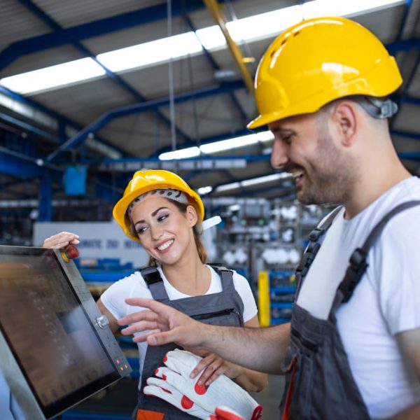 factory-worker-explaining-trainee-how-to-operate-industrial-machine-using-new-software-on-touch-screen-computer (1)